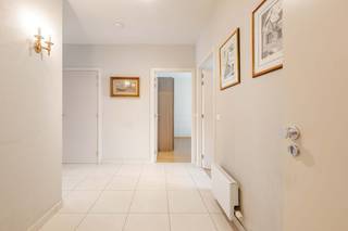 <strong>VRAAGPRIJS:<br />235.000,00 EURO APPARTEMENT + 25.000,00 EURO GARAGE</strong><br /><br />📍 Op zoek naar een instapklaar, energiezuinig appartement met een gezellige tuin én garage? 🌿🚗<br />Dan is dit lichtrijke gelijkvloerse appartement in de verzorgde Residentie Waaienberg absoluut een bezoek waard!<br /><br />Met een bewoonbare oppervlakte van maar liefst 90 m² geniet u hier van comfortabel wonen op een rustige locatie, gecombineerd met een vlotte bereikbaarheid nabij winkels, scholen, openbaar vervoer en het centrum van Tielt. 🛍️🚶‍♂️🚉<br /><br />✨ <u><strong>Indeling van het appartement:</strong></u><br />🔹 Inkomhal met apart toilet<br />🔹 Lichtrijke woonkamer met grote raampartijen ☀️<br />🔹 Rechtstreekse toegang tot het aangelegd terras en de gezellige privatieve tuin 🌿<br />🔹 Open, volledig geïnstalleerde keuken 🍽️<br />🔹 2 volwaardige slaapkamers 🛏️🛏️<br />🔹 Badkamer met douche, lavabomeubel met spiegel en aansluiting voor wasmachine/droogkast 🚿<br />🔹 Ingemaakte kasten voor extra opbergruimte<br />🔹 Praktische berging naast de keuken<br /><br /><strong><u>Extra troeven van deze eigendom:</u></strong><br />✅ Energiezuinig<br />✅ Privatieve tuin met tuinhuis<br />✅ Garagebox nr. 10 🚗<span>Mogelijkheid tot aankoop garage</span><br />✅ Garage rechtstreeks bereikbaar via wandelpad door de tuin<br />✅ Gelijkvloers wonen met alle comfort<br />✅ Regenput<br />✅ Extra parkeermogelijkheid via gemeenschappelijke parkeerplaatsen<br /><br />Dit appartement is ideaal voor wie comfortabel, rustig en energiezuinig wil wonen met het extra voordeel van een privatieve buitenruimte. 🌼🏠<br />📞 Interesse? Contacteer <strong>Igor +32 494 81 13 48</strong> of <strong>igor@vastgoedcanniere.be</strong> vandaag nog voor een bezoek en ontdek zelf de charme van deze mooie eigendom! 