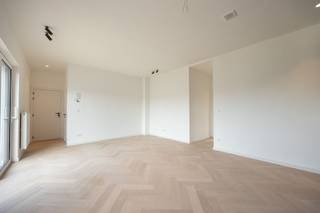 <p><span>Ontdek dit </span><span>stijlvolle dakappartement </span><span>met één slaapkamer te huur in het geliefde Oud-Berchem, ideaal gelegen tussen het Groene Kwartier en station Antwerpen-Berchem. Deze kleinschalige mede-eigendom met slechts vijf appartementen combineert hedendaags wooncomfort met een </span><span>recente, doorgedreven energetische renovatie</span><span>.</span></p><p><span> </span></p><p><span>De</span><span> lichtrijke leefruimte met open, tijdloze keuken</span><span> vormt het hart van het appartement en sluit naadloos aan op </span><span>het ruime dakterras van ca. 16 m²</span><span>. Deze aangename buitenruimte is ideaal voor een ontspannen aperitief of gezellige momenten in alle rust.</span></p><p><span> </span></p><p><span>De </span><span>ruime slaapkamer</span><span> biedt voldoende plaats voor dressingkast en straalt comfort en sereniteit uit. De </span><span>moderne badkamer</span><span> is uitgerust met een inloopdouche en een stijlvol lavabomeubel, afgewerkt met oog voor </span><span>kwaliteit en duurzaamheid</span><span>.</span></p><p><span> </span></p><p><span>Dankzij </span><span>de individuele zonnepanelen </span><span>geniet u van een lagere energiekost en een toekomstgerichte woonbeleving. Daarnaast beschikt het gebouw over </span><span>een gemeenschappelijke, inpandige fietsenstalling</span><span> en </span><span>een praktische afvalberging</span><span>. </span></p><p><span> </span></p><p><span>Bijzonderheden</span></p><ul><li><span>Ruim dakterras van ca. 16 m² </span></li><li><span>Volledig energetisch gerenoveerd </span></li><li><span>Kleinschalige mede-eigendom </span></li><li><span>Individuele zonnepanelen </span></li><li><span>Gemeenschappelijke fietsenstalling en afvalberging </span></li></ul><p><span> </span></p><p><span>Bent u op zoek naar </span><span>een instapklaar en energiezuinig appartement</span><span> op een toplocatie in Oud-Berchem? Contacteer ons via <span>thomas.onzia@urbainvastgoed.be</span></span><span> of bel </span><span>03 501 97 16</span><span> voor meer informatie of een bezoek.</span></p><p><span> </span></p>