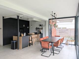 <p>Ruime, instapklare gezinswoning met 3 slaapkamers, bureau, zuidgerichte tuin en bijgebouw.</p><p>Wij verkopen onze woning in de Kerkstraat 86 in Essen. Het huis heeft een bewoonbare oppervlakte van ongeveer 180m² en staat op een zuidgericht perceel van 595m².<br />De woning werd van 2016 tot 2018 grondig verbouwd met hoogwaardige materialen (onderhoudsvriendelijke keramische tegel beneden en parket op de eerste verdieping, aluminium ramen,…). De spouwmuur werd geïsoleerd en het dak werd nagekeken en langs binnen geïsoleerd. Nadien nog verder voorzien van zonnepanelen en airco.</p><p>GELIJKVLOERS<br />Beneden is er een ruime en lichte leefruimte met zicht op de tuin, vloerverwarming en een open, goed uitgeruste keuken met kookeiland. De keuken (2018) beschikt over een vaatwasser, inductiekookplaat, oven en veel opbergruimte.</p><p>Verder is er op het gelijkvloers een aparte bureauruimte, een toilet en een wasplaats met inloopdouche en ingemaakte kasten.</p><p>BOVENVERDIEPING<br />Boven zijn er drie slaapkamers. De ruime badkamer heeft zowel een ligbad als een inloopdouche. Op de nachthal bevindt zich nog een apart toilet.</p><p>BUITEN<br />De zuidgerichte tuin is voorzien van een terras waar je optimaal van de zon kunt genieten. In de tuin staat ook een bijgebouw, dat bijvoorbeeld gebruikt kan worden als berging, hobbyruimte of werkplaats.</p><p>Vooraan is er een ruime oprit met plaats voor twee wagens naast elkaar.</p><p>Extra bijzonderheden:</p><p>•⁠ ⁠voorraadkelder<br />•⁠ ⁠bergzolder, bereikbaar met vlizotrap<br />•⁠ ⁠airco in 2 slaapkamers en leefruimte<br />•⁠ vloerverwarming op de benedenverdieping<br />•⁠ ⁠groot schuifraam naar de tuin met elektrische screens<br />•⁠ ⁠zowel boven- als benedenverdieping zijn voorzien van een douche<br />•⁠ ⁠EPC label B (na opmaak wel nog 4kWp zonnepanelen geïnstalleerd)<br />•⁠ ⁠oven vernieuwd in 2022<br />•⁠ ⁠bijgebouw van ongeveer 30m²<br />•⁠ ⁠centrale ligging in Essen</p><p>Bezichtiging op afspraak</p>