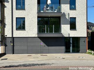 <p><strong>Exclusief en energiezuinig appartement met 2 terrassen in centrum Diest</strong></p>
<p>Zoekt u een recent, luxueus afgewerkt appartement op een toplocatie in Diest? Dit unieke appartement combineert een hoogwaardige afwerking met maximale privacy en een gunstige ligging nabij het station en alle voorzieningen.</p>
<ul>
<li>Maximale privacy: Gelegen in een kleine, rustige residentie met slechts <strong>één appartement per verdieping</strong>.</li>
<li>Ruime living met aansluitend een groot, <strong>zuidgericht terras</strong> aan de voorzijde met vrij en open zicht, én een tweede terras aan de achterzijde.</li>
<li>Afgewerkt met duurzame, kwalitatieve materialen. Voorzien van een ruime lift en een brede traphal.</li>
<li><strong>I</strong>nclusief een private <strong>autostaanplaats</strong> vlak voor de deur, een ruime private <strong>berging/wasplaats op het gelijkvloers</strong> en een gemeenschappelijke fietsenstalling.</li>
<li>In het centrum van Diest, op wandel- en fietsafstand van winkels, scholen en het station.</li>
<li>Individuele nutsvoorzieningen en een modern comfort.</li>
</ul>
<ul>
<li><strong>Gelijkvloers:</strong> Private autostaanplaats voor het gebouw, ruime berging/wasplaats, gemeenschappelijke fietsenberging en koer.</li>
<li><strong>Appartement:</strong> Inkomhal met ingebouwde vestiaire en apart toilet, lichtrijke living, open volledig geïnstalleerde keuken, praktische berging/CV-ruimte, ruime badkamer met douche in het bad, 2 volwaardige slaapkamers en 2 terrassen (vooraan en achteraan).</li>
</ul>
<ul>
<li>Beschikbaar: Vanaf 5 november 2026</li>
</ul>