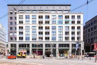 Op een absolute toplocatie in het hart van Antwerpen, aan de iconische Meir, bevindt zich dit royale appartement met twee slaapkamers en aangename terrassen. Gelegen op de vijfde verdieping van een goed onderhouden residentie, geniet u hier van een bijzonder centrale ligging te midden van het bruisende stadsleven. Vanuit de woning bevinden winkels, gezellige horecazaken en culturele hotspots zich letterlijk om de hoek, terwijl ook de historische binnenstad, de Groenplaats en Antwerpen-Centraal vlot te voet bereikbaar zijn. <br /><br />Via de inkomhal, voorzien van een gastentoilet, komt u in het kloppende hart van het appartement: de royale leefruimte. De mooie parketvloer zorgt hier voor een warme en stijlvolle uitstraling, terwijl de open keuken naadloos aansluit op de leefruimte en is uitgerust met de nodige inbouwtoestellen. Dankzij de grote raampartijen geniet u van een aangename lichtinval en heeft u rechtstreeks toegang tot het inpandige terras aan de voorzijde, waar u kunt genieten van een uniek uitzicht over de Meir en de iconische Boerentoren. Daarnaast beschikt het appartement over een praktische berging met aansluitingen voor een wasmachine en droogkast.<br /><br />Aan de achterzijde bevinden zich twee volwaardige slaapkamers, die beide rechtstreeks toegang bieden tot het achterliggende terras. Deze buitenruimte kijkt uit over de aangename binnentuin en de iconische Handelsbeurs en vormt de ideale plek om in alle rust van de buitenlucht te genieten. De ruime badkamer is ingericht met een dubbele wastafel, ligbad, aparte douche en toilet en biedt alle comfort voor dagelijks gebruik.<br /><br />Tot slot beschikt het appartement over een handige kelderberging, inbegrepen in de prijs. Een ondergrondse autostaanplaats is bijkomend aan te kopen voor € 40.000.<br /><br />Interesse?<br />Contacteer LISTED voor een bezoek: +32 3 283 51 51.