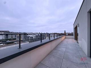 ETTERBEEK, vlakbij het Jubelpark. Prachtig appartement van ± 68 m², met 1 slaapkamer en een groot terras.Op de 4e verdieping: * Inkomhal * Woonkamer...
