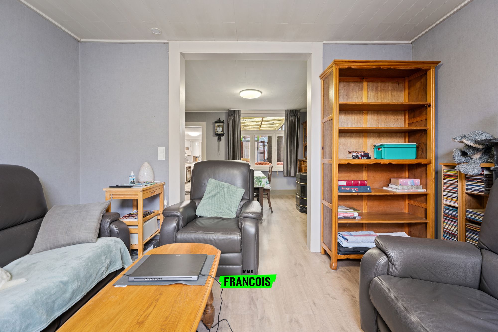 Te renoveren halfopen woning met diepe tuin en garages in centraal Zedelgem - foto 4