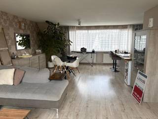 INDELINGInkomhal - laminaatGastentoilet - tegelvloer - handenwasserLiving - laminaatBerging - cv ketel - aansluiting wasmachine en droogkastKeuken -...