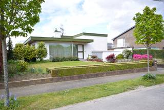 LODEWIJK VAN VELTHEMSTRAAT 88800 ROESELAREIn een rustige en gegeerde woonomgeving bevindt zich deze charmante, klassieke bungalow met een aangename...