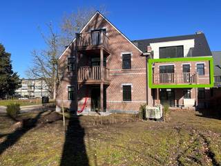 In het prachtige parkdomein Hofke van Meeus aan Deuzeldlaan 19-25 te Schoten werd vooraan een gebouw met 5 nieuwbouwappartementen opgetrokken. Op de eerste verdieping, bereikbaar met lift, links vinden we dit gezellige appartement met 2 slaapkamers en groot terras dat wordt afgewerkt met kwaliteitsvol materiaal.<br />Lichte gezellige woon- eetkamer en halfopen volledig geïnstalleerde keuken. Het ruime terras van 12m² is bereikbaar vanuit de woonkamer en biedt  uitzicht op het majestueuze bomenbestand van de parktuin. Beide lichte slaapkamers en de tussenliggende comfortabele badkamer vervolledigen het appartement. Een handige bergplaats biedt ruimte voor de hedendaagse technieken.<br />Vloerverwarming door middel van warmtepomp, zonnepanelen en verluchtingsmodule zorgen voor een aangenaam binnenklimaat. Het  appartement in dit gebouw beschikt over een ruime privatieve kelderberging bereikbaar via trap of lift.<br />Het gebouw waarin dit appartement ligt werd perfect geïntegreerd in een prachtige (her)aangelegde parktuin met wadi waarvan alle bewoners in het project het genot hebben. De gemeenschappelijke parkeergarage bevindt zich onder het naastliggende gebouw (1 autostaanplaats inbegrepen in de huurprijs). Een makkelijk bereikbare bovengrondse gemeenschappelijke fietsen- en afvalberging vervolledigen het geboden comfort voor de bewoners. De provisie voor de maandelijkse gemeenschappelijke kosten bedragen 150 euro<br />In de vormgeving van zowel gevels als interieur, werd extra aandacht besteed aan een stijlvolle en tijdloze, duurzame afwerking. Beschikbaar vanaf september.<br />Voor verdere informatie kan u ons steeds bereiken op 0473/45.77.37 of via mail info@batimmo-vastgoed.be