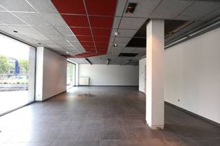 Commercieel handelspand van 122 m² met potentieel voor ruim horecaterras, tegenover Shopping 1<br /><br />Ontdek deze veelzijdige commerciële ruimte met een uitstekende ligging en tal van mogelijkheden. Dankzij de flexibele indeling is dit pand ideaal voor een vrij beroep, kantoorruimte, praktijk, studio, dans- of sportactiviteiten.<br /><br />De ruimte bevindt zich op het gelijkvloers en beschikt over een aangename, lichtrijke handelsruimte met aansluitend een praktische kitchenette en toilet.<br />De open indeling biedt mogelijkheden om de ruimte volledig naar eigen wensen en activiteit in te richten.<br /><br />Een grote troef is de uitstekende bereikbaarheid en de ruime parkeergelegenheid vlak voor de deur, met gratis parkeren gedurende het eerste uur – een belangrijk voordeel voor klanten en bezoekers.<br /><br />Extra comfort wordt geboden door een ondergrondse autostaanplaats en privatieve berging (optioneel aan te kopen voor €34.000 excl. kosten).<br /><br /><strong>Extra kenmerken:</strong><br />Bouwjaar: 2004<br />Degelijke constructie in metselwerk met stijlvolle afwerking in blauwe steen<br />Aluminium buitenschrijnwerk met dubbele beglazing<br />Arduinen raamdorpels<br />Onderhoudsvriendelijke tegelvloer<br />Verwarming op aardgas<br />Voorzien van inbraakbeveiliging<br /><br />Deze ruimte combineert zichtbaarheid, bereikbaarheid en functionaliteit, en vormt de ideale uitvalsbasis voor uw professionele activiteit.