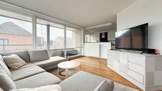 Bij ImmoFusion 7/7 “open huis” : klik op onze 3D-TOUR.<br />Ervaar vastgoed alsof je er zelf doorloopt!<br /><br />Welkom in deze instapklare en verrassend ruime woning gelegen aan de Zolderse Kiezel 81A. <br /><br />Dankzij de aparte ingang geniet u hier van extra privacy en comfort. Bij het binnenkomen valt meteen de grote open leefruimte aan de linkerzijde op, die door haar overvloedige lichtinval een bijzonder aangename woonbeleving biedt. De warme houten vloer in de living versterkt het gezellige karakter van de ruimte, die naadloos overgaat in de recent vers geverfde keuken. <br />Deze is praktisch ingericht en uitgerust met een afwasmachine, wasbak, inductievuur, dampkap en frigo, met bovendien de mogelijkheid om een microgolf of oven in te bouwen. Aan het keukeneiland zijn krukken voorzien, ideaal om comfortabel te ontbijten of gezellig samen te zitten.<br /><br />Achter de keuken bevindt zich een handige berging met alle nodige aansluitingen, waardoor deze perfect kan worden ingericht als wasruimte of voor het plaatsen van een extra frigo of diepvries. Op het gelijkvloers bevindt zich tevens de eerste, bijzonder ruime slaapkamer die dankzij een Velux-raam geniet van aangenaam natuurlijk licht. Verder in de woning vinden we een tweede ruime slaapkamer met een eigen douche en spoelbak, wat zorgt voor extra comfort en privacy.<br />In de hal is er een gastentoilet en ruimte voorzien voor een kapstok.<br /><br />De goed onderhouden badkamer beschikt over een ligbad, een groot meubel met een praktische “hem en haar”-indeling en een tweede toilet. <br /><br />De masterbedroom geniet van een mooie lichtinval door twee Velux-ramen en biedt een aangename en rustgevende sfeer. <br />De vierde slaapkamer is eveneens volwaardig en loopt door naar de zolder, wat bijkomende opbergmogelijkheden creëert. <br /><br />Vanuit de living heeft u toegang tot het balkon, een fijne plek om even tot rust te komen. <br /><br />Bij de woning is bovendien een parkeerplaats inbegrepen.<br /><br />De ligging is een absolute troef: rustig wonen in Tuilt met een vlotte verbinding naar de snelweg en het centrum van Hasselt.<br /><br />Pluspunten:<br />- Aparte ingang met extra privacy<br />- Zeer lichtrijke open leefruimte met warme houten vloer<br />- Volledig uitgeruste keuken met eiland<br />- Vier volwaardige slaapkamers<br />- Balkon en inbegrepen parkeerplaats<br />- Rustige ligging met vlotte bereikbaarheid<br /><br />Voor een bezichtiging ter plaatse of meer info, bel ons op 078/78.78.70, of kom gewoon binnen op ons kantoor, steeds welkom!