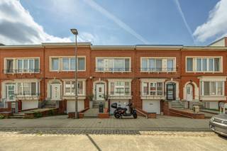 Klassieke woning <strong>met 3 a 4 slaapkamers </strong>in perfecte staat van onderhoud. De woning is gelegen in een rustige straat nabij het Rivierenhof en op wandelafstand van winkels en openbaar vervoer. Om de hoek ligt een speelpleintje. <br /><br /><strong>Indeling:</strong><br />GLV: Inkomhal met aparte wc; woon- en eetkamer; keuken met berging en terras met toegang tot de aangelegde tuin. <br />V1: 3 a 4 slaapkamers (1 is momenteel dressing), waarvan 1 met terras, en een badkamer met ligbad. <br />Ondergronds: Zeer ruime garage met vele opbergmogelijkheden en diverse bergkamers. Toegang tot de tuin. <br /><br /><strong>Bijzonderheden:</strong>
<ul>
<li>De woning werd doorheen de jaren uitstekend onderhouden. </li>
<li>Energetische renovatieplicht van toepassing. (Label E). </li>
<li>Asbestveilig. </li>
<li>Elektriciteit niet conform. </li>
</ul>
