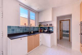 <p><span>Ontdek deze gerenoveerde gezinswoning met een gezellige tuin, bereikbaar via een servitudeweg, gelegen aan Stevennekens 111 in Rijkevorsel. De woning bevindt zich op een gunstige locatie nabij het centrum en biedt vanuit de leefruimtes en de tuin een prachtig uitzicht over de achterliggende weilanden. <br /><br /></span><span>Binnenin werd de woning zorgvuldig gerenoveerd en geniet je van een aangename leefruimte en een moderne keuken. Daarnaast beschikt de woning over drie slaapkamers, gerenoveerde badkamer en een praktische bergzolder. </span><span>Ook buiten is het volop genieten dankzij de gezellige tuin, die via een servitudeweg bereikbaar is en een rustige plek vormt om te ontspannen met zicht op het groene landschap.<br /><br /></span>Indeling: <br />Kelder: <br />- Kelder<br /><br />Gelijkvloers: <br />- Inkomhal<br />- Lichtrijke leefruimte met zit- en eetgedeelte<br />- Opbergruimte onder de trap <br />- Gerenoveerde, volledig geïstalleerde keuken met kookvuur, microgolf, oven, vaatwasser, dubbele ijskast en dubbele dieprvries<br />- Wasplaats met ingemaakte kasten op hoogte<br />- Gastentoilet<br />- Gerenoveerde badkamer met ruime inloopdouche met infraroodverwarming, ligbad en dubbele lavabo<br /><br />Verdieping: <br />- Ruime overloop (momenteel ingericht als dressing)<br />- Slaapkamer 1 (14,9 <span>m²)</span><br />- Slaapkamer 2 (13 <span>m²)</span><br />- Slaapkamer 3 (12,3 <span>m²)</span><br /><br />Zolder:<br />- Opbergzolder die bereikbaar is via een vlizotrap<br /><br />Troeven: <br />- Gerenoveerde gezinswoning<br />- Gezellige tuin met zicht op de weilanden (bereikbaar via een servitudeweg)<br />- Gunstige EPC: B-label<br />- EK conform <br />- Asbestveilig<br />- Renovatie hoofdgebouw gelijkvloers: 2016<br />- Renovatie aanbouw gelijkvloers: 2024<br />- Renovatie verdieping: 2020<br />- Dakrenovatie: 2024<br /><br /><span>Mis deze kans niet en plan een bezoek in!</span><br /><br /><span>0497 27 14 64</span><br /><span>camilla@albert.immo</span><br /><span>www.albert.immo</span><br /><br /><span>Bij Albert kom je thuis!</span><br /><br /><span>Voor alle foto's en interactieve plannen verwijzen wij naar onze website: www.albert.immo</span></p>