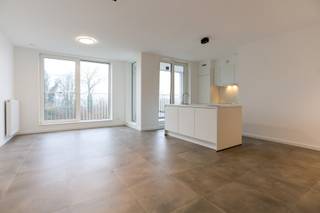 Dit appartement is gelegen op de 2de verdieping en heeft een inkomhal met gastentoilet, een lichtrijke woonkamer met een volledig geïnstalleerde...