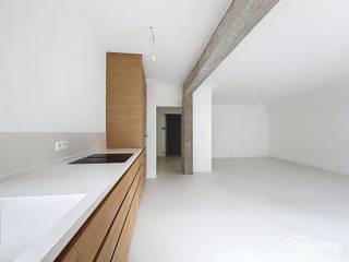 Ontdek dit recent gerenoveerde appartement op de eerste verdieping, gelegen in een bruisende en centrale buurt.<br />Via de ruime inkomhal, met mogelijkheden voor ingebouwde kasten, komt u naadloos in de lichtrijke woonkamer met een stijlvolle epoxyvloer en een prachtige open keuken. De keuken is volledig uitgerust met een vaatwasser, lavabo, kookplaat met ingebouwde dampkap, koelkast, vriezer en een combi oven-microgolf.<br />De nachthal, met een apart toilet, leidt naar twee ruime slaapkamers (12 m² en 15 m²), waarvan één toegang biedt tot het achterliggende terras. Daarnaast beschikt het appartement over een praktische berging met aansluiting voor een wasmachine. De badkamer werd eveneens vernieuwd en is voorzien van een ruime regendouche en een lavabo.<br />Extra berging in kelder voorzien- inbegrepen in de prijs. <br />Ziet u zichzelf al wonen op deze hippe locatie, vlakbij winkels, openbaar vervoer, het station en belangrijke invalswegen? Boek dan snel uw bezoek!