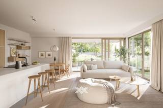 <div>
<div>
<div>
<div>Dit drieslaapkamerappartement van 128,93 m² beschikt over een inkomhal met plaats voor een vestiairekast, een lichtrijke eet- en leefruimte, een open keuken met annex berging, drie slaapkamers, een afzonderlijk toilet, een badkamer uitgerust met een dubbele wastafel en een inloopdouche. Daarenboven beschikt dit appartement over een zuidelijk georiënteerd terras van 12,20 m².<br /><br />Dit appartement is gelegen in het nieuwbouwproject Wallenhof te Olsene, een stijlvol ontworpen nieuwbouwproject dat staat voor hedendaags wonen in een harmonieuze omgeving met veel groen, dynamische zichten en een vlotte bereikbaarheid. Het project omvat 17 comfortabele appartementen met een gevarieerd aanbod van twee- en drieslaapkamerunits. Elk appartement is ontworpen met veel aandacht voor licht, ruimte en leefkwaliteit, en biedt een sterke balans tussen esthetiek en functionaliteit.<br /><br />Tot slot krijgt elke koper de mogelijkheid om zijn of haar appartement volledig naar eigen smaak af te werken. </div>
</div>
</div>
</div>