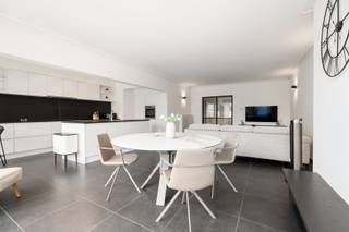 Stijlvol appartement met uniek uitzicht op het Wapenplein in Oostende<br />Welkom in dit prachtige appartement, waar ruimte, comfort en een topligging perfect samenkomen. Vanuit de royale woonkamer geniet u elke dag van een uniek en levendig uitzicht op het Wapenplein, het bruisende hart van Oostende.<br />De moderne, volledig uitgeruste keuken vormt het kloppende hart van de woning. Dankzij het ruime kookeiland is dit de ideale plek om samen met familie en vrienden te koken, aperitieven en gezellige momenten te beleven.<br />Het appartement beschikt over twee volwaardige slaapkamers, die elk rechtstreeks toegang geven tot een eigen terras. Zo geniet u op elk moment van de dag van een aangename buitenruimte.<br />Verder vindt u een apart gastentoilet en een stijlvolle, luxueuze badkamer, uitgerust met een ruime inloopdouche en een hoogwaardige afwerking.<br />Als extra troef beschikt het appartement over een praktische fietsenberging, ideaal voor wie graag de stad en de kust per fiets verkent.<br />Bent u op zoek naar een ruim, instapklaar appartement met een uitzonderlijke ligging, veel lichtinval en alle comfort? Dan is dit een unieke kans die u niet mag missen.