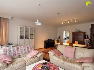 This spacious 2-bedroom apartment with a sunny garden is located on the well-situated Deurnestraat in Mortsel. Within walking distance, you will...