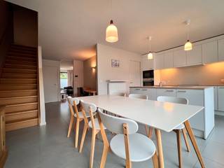 <span>In het </span><strong>centrum van Nazareth</strong><span>, dichtbij scholen, bakkers, slager, groentewinkel en supermarkt staat deze moderne halfopen bebouwing. In deze </span><span>leuke woning bent u helemaal klaar voor de hete zomers of koude winters. De <strong>airco</strong> op de bovenverdieping en de <strong>gaskachel</strong> in de gezellige leefruimte houden uw woning altijd perfect op temperatuur. Bovendien is er een <strong>waterverzachter</strong> en een <strong>extra douche</strong> geïnstalleerd beneden. Met een <strong>aparte garage</strong> kan u uw voertuig en fietsen veilig stallen.</span><br /><br /><span>Via de inkom (waar ook het gastentoilet zich bevindt) kom je in de leefruimte die opgedeeld werd in een gezellige <strong>leefruimte</strong> met <strong>gaskachel</strong></span><span>,</span><span> en een ruime moderne ingerichte </span><strong>keuken</strong><span> met</span><strong><span> eet</span>ruimte en bureelhoek. </strong><span>Naast bergruimte onder de trap is er een </span><strong>ruime berging</strong><span> aan de keuken, die voorzien is van een douche, aansluiting voor wasmachine en droogkast en ruimte voor opbergrekken. </span><br /><span>Via de trap kom je op de verdieping (voorzien van airco) die </span><strong>3 slaapkamers</strong><span> telt. Daarbij is de masterbedroom voorzien van een annex <strong>dressing</strong>. De <strong>badkamer</strong> herbergt een dubbele lavabo een bad met geinstalleerde douche en een toilet.<br /></span><br /><span>De wagen kan alvast terecht in de </span><strong>garage</strong><span>.</span><br /><span><br />De woning biedt niet alleen veel comfort maar is ook zeer lichtrijk. </span><br /><span><br />Domicilie verplicht<br />Huurprijs : 1.300 Euro per maand<br />Huurwaarborg : 3 maanden huur<br />Beschikbaar: onmiddellijk<br />Bezoeken enkel na afspraak.<br /><br /><strong>Een bezoek plannen? Dit kan enkel via onze website www.stellarimmo.be/te-huur. Ga naar het pand en klik op de Een bezoek aanvragen knop onder de foto van de makelaar</strong>.<br /><br /><strong>Verdere info via martine@stellarimmo.be</strong></span>