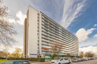 <p><span>Veelzijdige commerciële ruimte met uitstekende parkeermogelijkheden </span></p><p><span>Bent u op zoek naar de ideale plek voor uw kantoor, praktijk of handelszaak? Dit functionele pand aan de </span><span>Lambrechtshoekenlaan 209</span><span> biedt een uitstekende zichtbaarheid op een as met veel passage. De indeling is uiterst praktisch en leent zich uitstekend voor diverse commerciële doeleinden of vrije beroepen.</span></p><p><span> </span></p><p><span>De highlights:</span></p><ul><li><span>Toplocatie:</span><span> Uitstekende visibiliteit op een commerciële as met veel passage.</span></li><li><span>Veel lichtinval: </span><span>Grote raampartijen voor-en achteraan</span></li><li><span>Instapklaar &amp; Compleet:</span><span> Voorzien van een dubbele </span><span>kitchenette</span><span> en eigen </span><span>sanitair</span><span>.</span></li><li><span>Functionele indeling:</span><span> 1 vergaderzaal, 2 ruime kantoren, een apart bureel en een handige berging.</span></li><li><span>Lichtrijk:</span><span> Grote raampartijen in de kantoren voor optimale lichtinval.</span></li><li><span>Uitzonderlijk parkeren:</span><span> Inclusief </span><span>4 staanplaatsen</span><span>, met 6 extra plaatsen optioneel (75€/plek/maand).</span></li></ul><p><span> </span></p><p><span>Indeling en faciliteiten:</span><span> Dit voormalige kinderdagverblijf is slim ingedeeld om professionaliteit en comfort te combineren. Naast de centrale </span><span>vergaderzaal</span><span> en de </span><span>drie aparte kantoren</span><span>, beschikt het pand over alle nodige faciliteiten voor uw team en cliënteel, waaronder functionele </span><span>kitchenettes</span><span> en verzorgd </span><span>sanitair</span><span>. Een extra berging zorgt voor het nodige opberggemak.</span></p><p><span>Deze ruimtes zijn ook makkelijk om te vormen tot 1 grote, open ruimte. </span></p><p><span> </span></p><p><span>Parkeercomfort:</span><span> Een van de grootste troeven is de parkeercapaciteit. Naast de 4 inbegrepen staanplaatsen kunnen er optioneel nog 6 extra plaatsen worden gehuurd. Uniek in deze regio en een enorme meerwaarde voor zaken met veel cliënteel of personeel.</span></p><p><span>Kortom:</span><span> Een polyvalent handelspand met een sterke visibiliteit, volledig uitgerust en met ongeziene parkeermogelijkheden in Merksem.</span></p><p><span> </span></p><p><span>Huurprijs:1950€/maand </span></p><p><span>Provisie nutsvoorzieningen:  300€/maand </span></p><p><span>Beschikbaarheid: Onmiddellijk</span></p><p><span> </span></p><p><span>Interesse?</span><span> Bel ons op 03/646.66.55 of lynn@sinjoor.be</span></p><p><span> </span></p><p><span> </span></p>