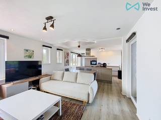 Op zoek naar een appartement waar comfort, technologie en een uitstekende ligging hand in hand gaan? Dan zal dit stijlvolle appartement aan de rand van het centrum u zeker weten te bekoren.<br /><br />Dankzij de rustige ligging geniet u hier van het beste van twee werelden: alle dagelijkse voorzieningen bevinden zich op wandelafstand, met winkels, scholen en een tramhalte vlakbij, terwijl u binnen slechts twaalf minuten het strand bereikt. Een ideale uitvalsbasis voor zowel permanente bewoning, een tweede verblijf als een slimme investering.<br /><br />Gelegen op de eerste verdieping en bereikbaar via een brede trap, baadt het appartement in natuurlijk licht dankzij de grote raampartijen die een aangename en open sfeer creëren. Binnen geniet u van hedendaags wooncomfort met slimme domotica, een videofoon, op afstand bedienbare verwarming en airconditioning in de slaapkamer.<br /><br />De ruime slaapkamer verwelkomt u elke ochtend met een prachtige zonsopgang. De moderne keuken vormt het hart van de woning en is uitgerust met een stijlvol kookeiland en kwalitatieve toestellen, waaronder een inductiekookplaat met uitbreidbare kookzone. Verder beschikt het appartement over een praktische berging met aansluitingen voor wasmachine en droogkast, een afzonderlijk toilet en een verzorgde badkamer met verwarmde infraroodspiegel.<br /><br />Op het gezellige terras geniet u in alle rust van een ontbijt in de ochtendzon. Bovendien is het appartement volledig aardgasvrij en zijn alle ramen voorzien van vliegenramen, wat bijdraagt aan een duurzaam en comfortabel woonklimaat.<br /><br />Momenteel is het appartement permanent verhuurd, waardoor het meteen een interessante opbrengsteigendom vormt. Dankzij de combinatie van ligging, comfort en energiezuinige voorzieningen is dit ook een uitstekende keuze voor wie op zoek is naar een zorgeloos tweede verblijf aan de kust.<br /><br />Een modern appartement met een warme uitstraling, slimme technologie en een strategische ligging. Een buitenkans die u niet mag missen.<br /><br />Dit appartement wordt aangeboden met een startprijs van € 199.000 en een richtprijs van € 215.000.<br />Elk bod zal door de eigenaar in overweging genomen worden.