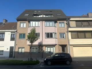 Dit aangename duplex appartement met een bewoonbare oppervlakte van 65 m² is gelegen vlakbij het centrum van Torhout in de kleinschalige Residentie 't Bekebosch.<br />Indeling: ruime inkomhal met apart toilet, lichtrijke leefruimte met halfopen uitgeruste keuken (koelkast, vaatwasseer), bij de keuken bevindt zich een praktische berging/wasplaats met toegang naar een terrasje op de achterzijde (perfect voor afvalzakken, tafeltje), op de voorzijde is een ruimer zonnig terras. Op de verdieping bevindt zich de badkamer met inloopdouche en lavabomeubel en de ruime slaapkamer.<br />Er is een gemeenschappelijke fietsenberging en lift in het gebouw.