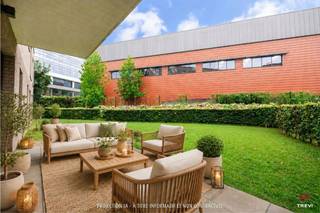 OUDERGHEM, wijk Delta, gelegen op de begane grond van een recent gebouw (2013), mooi appartement van ± 95 m² in goede algemene staat. Het beschikt over een groot terras van ± 17 m² en een tuin van ± 180 m² op het zuidwesten. Entreehal, woonkamer van ± 32 m², volledig uitgeruste keuken, 2 slaapkamers van ± 17 en 11 m², badkamer, wasruimte en kelder (C-2.08). Overdekte parkeerplaats „P-2/1“ VERPLICHT (+ 25.000 €). Diversen: thermostaat, raamopeners, intercom. Kosten ± 185€ (gemeenschappelijke kosten, beheerder, verzekering, tuin onderhoud) + 57 € (reservefonds).. Direct beschikbaar. EPC: C. Afmetingen ter indicatie.