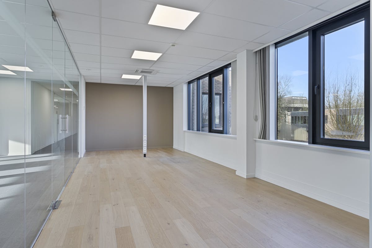 Spacious office (430 m²) with 12 parking spaces near E17 - photo 3