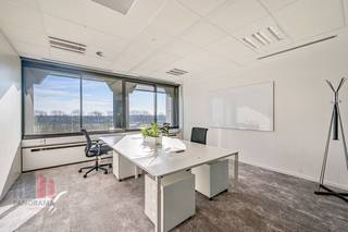 Uitstekend gelegen kantoorruimte van 548 m² met snelle verbinding naar E40 (3 km) en E17 (1,5 km), alsook de R4 (3...