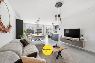 In Roksem, deelgemeente van Oudenburg, bevindt zich deze moderne en perfect afgewerkte nieuwbouwwoning (bouwjaar 2023).<br /><br />Indeling:<br />Bij het betreden van de woning komt u in de inkomhal met vestiairekast en gastentoilet. De lichtrijke leefruimte met grote raampartijen en schuifraam geeft uit op het terras en zorgt voor een aangename woonbeleving. Aansluitend bevindt zich de open, volledig uitgeruste keuken met kookeiland – aansluitend is er de inpandige garage met alle technieken alsook voldoende ruimte voor wasmachine en eventuele droogkast.<br /><br />Op de eerste verdieping vindt u maar liefst vier volwaardige slaapkamers, perfect voor een gezin of voor wie extra ruimte wenst voor een bureau of hobbykamer. De badkamer is stijlvol ingericht en beschikt over zowel een ligbad als een inloopdouche. Daarnaast is er nog een apart toilet en een praktische berging waar het ventilatiesysteem D in opgeborgen zit.<br /><br />De volledig geschilderde en instapklare woning is voorzien van alle moderne comfort: Centrale verwarming op aardgas, ventilatiesysteem type D, 8 zonnepanelen, conforme elektriciteit en een combinatie van stads- en regenwater. De inpandige garage met automatische poort zorgt voor extra gemak. De oprit biedt tevens parkeerplaats voor twee wagens. <br /><br />Het gunstige E-peil zorgt ervoor dat je nog 2 jaar van de vrijstelling van onroerende voorheffing geniet – een mooie extra besparing bovenop de energiezuinigheid van deze woning.<br /><br />Gelegen in een rustige, kindvriendelijke buurt en toch vlot bereikbaar, is dit de ideale thuisbasis voor wie comfortabel en energiezuinig wil wonen.<br /><br />Interesse? Contacteer ons en plan uw bezoek in!