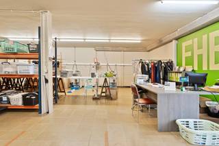 Multifunctioneel handelspand te koop in Oostnieuwkerke. Het pand bestaat uit 2 verdiepingen en is goed voor zo'n 260m² bruikbare vloeroppervlakte...