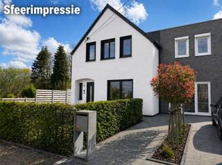 <p><span>Prachtig gerenoveerde woning met een hoogwaardige afwerking en alle comfort.</span></p><p><span>De achterkant en zijkant is volledig nieuwbouw. </span></p><p><span> </span></p><p><span>De woning wordt van binnen nog geschilderd. </span></p><p><span> </span></p><p><span>Bij het betreden van de woning komt u in de inkomhal, die toegang geeft tot de open bureauhoek. </span></p><p><span>Deze ruimte sluit naadloos aan op de ruime en lichtrijke leefruimte en de stijlvolle open keuken. </span></p><p><span>De keuken is volledig uitgerust en voorzien van een groot kookeiland, ideaal voor wie houdt van koken en gezellig samenzijn.</span></p><p><span> </span></p><p><span>Verder beschikt het gelijkvloers over een aparte speelkamer, een berging, een badkamer en een gastentoilet.</span></p><p><span> </span></p><p><span>Op de bovenverdieping bevinden zich 4 volwaardige slaapkamers en een tweede stijlvolle badkamer met alle comfort, wat deze woning perfect maakt voor gezinnen of wie extra ruimte zoekt.</span></p><p><span> </span></p><p><span>Daarnaast zijn er nog een kelder en een kleine zolder aanwezig, ideaal als extra bergruimte.</span></p><p><span> </span></p><p><span>Buiten geniet u van een ruime tuin met terras en tuinhuis, waar het heerlijk vertoeven is in alle rust.</span></p><p><span> </span></p><p><span>Kortom, een instapklare en ruime gezinswoning waar comfort, luxe en functionaliteit perfect samenkomen.</span></p>