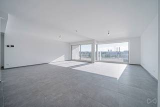 Découvrez Fragnée, situé sur le Quai de Rome à Liège, cette nouvelle résidence de 24 appartements vous propose un cadre de vie unique, en bord de Meuse, à proximité immédiate des transports, des écoles, des commerces et du cœur battant de la ville. Alliant modernité, confort et performance énergétique, ce projet est idéal tant pour un achat résidentiel que pour un investissement. Les appartements, allant du studio au 3 chambres, offrent pour la plupart une superbe vue sur la Meuse. Chaque unité est conçue avec des matériaux de qualité et des équipements performants : cuisine équipée, chauffage par le sol via pompe à chaleur, production d’eau chaude assurée par un ballon de 180L sur pompe à chaleur, châssis en aluminium ou PVC avec double vitrage haute performance. En matière de ventilation, les studios et appartements 1 chambre sont dotés d’un système VMC simple flux (type C), tandis que les 2 et 3 chambres bénéficient d’une VMC double flux avec récupération de chaleur. À quelques minutes à pied de la gare des Guillemins, des arrêts de tram et des établissements d’enseignement supérieur, ce projet bénéficie d’un emplacement stratégique et central, parfait pour les citadins actifs ou les investisseurs à la recherche d’un bien attractif et facile à louer. Ne manquez pas cette opportunité de vivre ou d’investir dans un immeuble neuf à l’architecture soignée, avec une vue exceptionnelle sur la Meuse et un accès direct à toutes les commodités urbaines. Possibilité de bénéficier d’une TVA à 6% sous conditions. Contactez-nous dès maintenant pour en savoir plus ou planifier une visite.