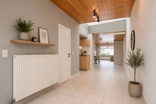 e op zoek naar een leuke woning met een grote en zuidgerichte tuin? Gevonden!<p>Deze woning is gelegen te Rinkhout in Zele, met een zeer goede verbinding naar autosnelwegen en op korte afstand van het centrum van Zele. Met het EPC D heb je ook geen renovatieverplichting!</p><p><br /></p><p>GLV: via de inkomhal (4m²) en berging onder de trap, bereiken we de ruime en lichtrijke woonkamer (40m²). De keuken (4m²) is basis ingericht en sluit mooi aan bij de woonkamer voor een ideaal contact tussen de twee ruimten. Verder is er nog de badkamer (4m²) met ligbad met douchevoorziening, toilet en lavabomeubel, alsook een handige berging (4m²) met aansluiting voor wasmachine en droogkast. </p><p>Buiten vinden we de zuidgerichte grote tuin met terras. </p><p>1steV: op de bovenverdieping bevinden zich de nachthal (5m²) en de 3 slaapkamers (14-9-5m²). </p><p><br /></p><p>Ook biedt de woning vele parkeermogelijkheden. Zo is er vooraan de woning een oprit voor 1 &amp; 2 wagens. </p><p>Achteraan is er een garage en autostaanplaats voorzien. </p><p><br /></p><p>Ben je benieuwd of je van dit huis jouw thuis kan maken? Maak snel een afspraak!</p>