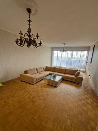 VERZORGD APPARTEMENT MET 2 SLAAPKAMERS, AUTOSTAANPLAATS EN KELDER<br />11 DE VERD.     5 DE BLOK <br />hal met vestiaire kast, dub deur naar living in parket, lang terras met prachtig open zicht over de stad, nachthal, badkamer met ligbad, 2 slaapkamers <br />EPC 125<br />alle ramen hebben rolluiken <br />KELDER <br />AUTOSTAANPLAATS +  8 000 EURO   <br />ONMIDDELIJK BESCHIKBAAR 