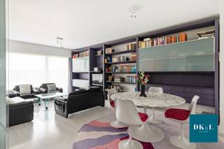 Dit appartement is gelegen in de gegeerde Residentie Van Lierde, in een rustige en groene omgeving nabij het Fort van Merksem. Het bevindt zich op de 5de verdieping van een verzorgd residentieel gebouw. Dankzij de ligging in een doodlopende straat geniet u hier van maximale rust, zonder doorgaand verkeer, midden in een aangename en serene woonomgeving.<br /><br />Het appartement beschikt over een inkomhal met ingemaakte kasten en vestiaire. De ruime en lichtrijke leefruimte van 28m² geeft toegang tot een zonnig terras van ca. 7 m² waar u in alle rust kan genieten van het groene uitzicht.<br /><br />De gesloten, vernieuwde keuken is uitgerust met toestellen en biedt alle comfort. Verder omvat het appartement twee volwaardige slaapkamers van 12m² en 9m² , een badkamer met ligbad en enkele wastafel en een apart toilet.<br /><br />Bij het appartement horen bovendien een autostaanplaats en een private kelderberging.<br /><br />Het gebouw verkeert in uitstekende staat van onderhoud: zowel het dak als de terrassen werden reeds vernieuwd. Dankzij de degelijke basis en de gunstige indeling biedt dit appartement een uitstekende opportuniteit.<br /><br />Een ideale woonst voor wie op zoek is naar ruimte, rust en groen, met alle voorzieningen binnen handbereik.<br /><br />De gemeenschappelijke kosten bedragen ongeveer €285,-/maand verwarming, water, onderhoud gebouw, lift, blokpolis, syndicus, ... inbegrepen