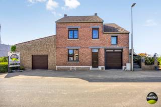 Ruime duowoning op landelijke locatie in Bommershoven (Borgloon).<br /><br />Deze ruime woning met bijhorende zorgwoning is gelegen in het charmante Bommershoven, deelgemeente van Borgloon, aan de Harenstraat 83.<br />De woning bevindt zich op een rustige, landelijke locatie, terwijl supermarkt en school zich op korte afstand bevinden.<br />Dankzij de centrale ligging geniet u van een vlotte verbinding naar de omliggende steden Tongeren en Sint-Truiden. Bovendien ligt de autosnelweg op slechts 10 kilometer afstand.<br /><br />Deze woning met een bewoonbare oppervlakte van 281m² bevindt zich op een perceel van ongeveer 15A.<br />Het pand werd enkele jaren geleden opgesplitst in een ruime woning met bijhorende zorgwoning en een bovenliggend appartement. Het appartement maakt geen deel uit van deze verkoop.<br /><br />De woning is uitgerust met PVC-ramen voorzien van dubbele beglazing.<br />Rolluiken zijn aanwezig op het gelijkvloers aan de voorzijde en aan de slaapkamers op de verdieping.<br />De verwarming gebeurt via stookolie.<br /><br />De indeling van de hoofdwoning omvat een inkomhal, een ruime en lichtrijke leefruimte met aansluitend een ingerichte leefkeuken.<br />Aan de achterzijde bevinden zich een praktische berging en een badkamer.<br />Verder beschikt de woning over een ruime inpandige garage met extra bergruimte, die toegang biedt tot een grote overdekte koer. Hier bevinden zich drie handige bergstallingen en een afzonderlijke tuinberging.<br /><br />Op de verdieping geeft de overloop toegang tot drie volwaardige slaapkamers en een bijkomende berging.<br />Via een vaste trap bereikt u de zolderverdieping, die mits afwerking perfect kan dienen als extra slaapvertrekken of hobbyruimte.<br />Er is een praktische kelder aanwezig.<br /><br />De inkomhal biedt eveneens toegang tot de woongelegenheid aan de rechterzijde van het gebouw/zorgwoning.<br />Deze entiteit omvat een bijzonder ruime leefruimte met open, ingerichte keuken, een ingerichte badkamer, een apart toilet en een slaapkamer.<br />Ook hier is een extra inpandige garage aanwezig.<br /><br />De tuin vormt een absolute troef en biedt een prachtig, weids uitzicht op de achterliggende boomgaarden en groene omgeving.<br />Het tuinperceel is bovendien rechtstreeks bereikbaar via een naastgelegen private weg.<br /><br />Troeven van deze woning zijn:<br />- Rustige landelijke ligging met vlotte bereikbaarheid van alle dagelijkse voorzieningen.<br />- Zeer ruime woning met tal van mogelijkheden: private woning met zorgwoning, praktijkruimte of thuiskantoor.<br />- Twee afzonderlijke inkomhallen en twee ruime inpandige garages.<br />- Ruime tuin met open zicht op groen en boomgaarden.<br />- Grote overdekte koer met extra stockage- of hobbymogelijkheden.<br /><br /><br />Voor meer info of een bezoek ter plaatse, contacteer ons op 0473 79 29 30 of mail naar luc@vestio.com<br />