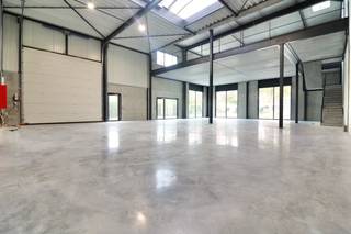 Nieuwbouw bedrijfsgebouw met verdieping van 400 m2 met 1 privatieve parkeerplaats voor 1.800 EUR/mnd excl BTW Ontdek uw nieuwe bedrijfslocatie...