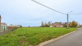Deze 2 mooie bouwpercelen van respectievelijk 1087m² (verkocht) en 1035m² bieden een unieke kans om uw droomwoning te realiseren, op een...