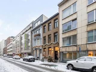 This property combines comfort with a convenient location near the vibrant Diamant neighborhood.On the ground floor, you will find a fitted kitchen...