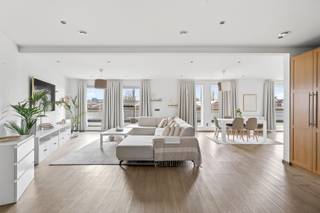 Dans la Rue du Soleil à Renaix, nous vous proposons cet ensemble rare composé d’un appartement prêt à emménager avec une grande terrasse...