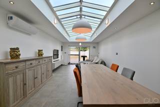 Deze stijlvol gerenoveerde gezinswoning op een perceel van 5 are in Nieuwerkerken is gelegen in een rustige woonomgeving met een aangenaam landelijk karakter. Tegelijk geniet de woning van een centrale ligging met een vlotte bereikbaarheid richting Hasselt en Sint-Truiden. Winkels, scholen en andere dagelijkse voorzieningen bevinden zich in de nabije omgeving, terwijl de groene omgeving een ideale uitvalsbasis vormt voor wandel- en fietsliefhebbers.<br /><br />De woning biedt een ruime bewoonbare oppervlakte van ca. 236 m² en werd afgewerkt met duurzame en kwaliteitsvolle materialen. Alle technieken in de woning werden gemoderniseerd. Zo beschikt de woning over een condenserende gasketel, een zonneboiler en airconditioning. Ook de elektriciteit en de ramen werden vernieuwd.<br />We betreden de woning via de inkomhal, die rechtstreeks toegang biedt tot de leefruimtes en de eerste verdieping. Alle woonvertrekken genieten van een overvloed aan natuurlijk licht dankzij de grote raampartijen.<br /><br />De volledig geïnstalleerde keuken, bereikbaar via de inkomhal, is uitgerust met kwalitatieve Whirlpool-toestellen en beschikt over een gezellige ontbijthoek. Aansluitend bevindt zich een praktische berging/wasruimte, die extra comfort biedt in het dagelijkse gebruik. De keuken is voorzien van een granieten werkblad, een inductiekookplaat, een heteluchtoven, een combi-oven, een dampkap, een vaatwasser en een koelkast. De woonkamer sluit aan op de open keuken en geniet, net als de andere woonvertrekken, van veel natuurlijk licht dankzij de extra dakkoepels en het grote schuifraam dat uitgeeft op het terras en de omheinde tuin.<br /><br />Het gelijkvloers beschikt bovendien over een volledig ingerichte badkamer met ligbad, groot lavabomeubel en inloopdouche. Het gastentoilet is afzonderlijk voorzien. Verder vinden we een ruime garage met werkplaats, die een praktische verbinding vormt tussen de tuin en de straat. Hierdoor bereikt u de tuin gemakkelijk zonder de volledige woning te moeten doorkruisen.<br /><br />Op de eerste verdieping bevinden zich een nog af te werken nachthal, een tweede badkamer in afwerkingsfase (alle voorzieningen en materialen zijn reeds aanwezig) en drie ruime slaapkamers. De zolderruimte is volledig afgewerkt en geïsoleerd en is bereikbaar via een vlizotrap.<br /><br />Buitenshuis is de woning volledig omheind, werd het terras aangelegd en kunt u in alle rust genieten van de ondergaande avondzon.<br /><br />Bent u op zoek naar een instapklare woning die enkel nog naar eigen smaak ingericht moet worden? Aarzel dan niet en contacteer ons snel via 011 70 70 19.