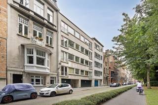 Dit charmante appartement in Brugge, volledig gerenoveerd in 2022, is nu te koop en biedt een ideale combinatie van modern comfort en een...