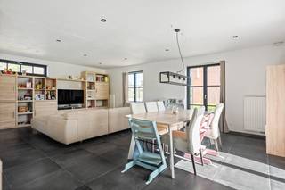 Op een uitstekende locatie in Beerzel (Putte) bevindt zich deze recente villa op een ruim perceel van 825 m². De woning geniet van een rustige, residentiële ligging met een vlotte bereikbaarheid, vlak bij winkels, scholen, openbaar vervoer en invalswegen. Dankzij de polyvalente ruimte met aparte ingang is dit de ideale woning voor wie wonen en werken wil combineren.<br /><br />We betreden de woning via de inkomhal met gastentoilet. De lichtrijke leefruimte met open, volledig ingerichte keuken, vormt het hart van de woning en is uitgerust met een inductiekookplaat, oven, dampkap en ingebouwde vaatwasser. Grote raampartijen over de volledige breedte zorgen voor een mooi zicht op het zonnige, westgerichte terras en de volledig omheinde tuin. Aansluitend bevindt zich nog een praktische berging.<br /><br />De polyvalente ruimte van ca. 28 m² met eigen inkom, wachtruimte en toilet is ideaal als praktijk, kantoor of hobbyruimte.<br /><br />Via de nachthal bereiken we vier ruime slaapkamers en een badkamer met inloopdouche, dubbele lavabo en toilet. Een bergzolder zorgt voor extra opbergruimte.<br /><br />Met een bewoonbare oppervlakte van 221 m² en een EPC-label A (51 kWh/m²) biedt deze woning alle hedendaagse comfort. Dak- en vloerisolatie, driedubbele beglazing en zonnepanelen zorgen voor een bijzonder laag energieverbruik.<br /><br />Bent u op zoek naar een recente, energiezuinige villa met praktijkruimte op een rustige locatie in Beerzel? Contacteer ons via 0474/78 07 73 of www.boonstravastgoed.be<br /><br />Bijzonderheden:<br />• 221 m² bewoonbaar<br />• EPC-label A (51 kWh/m²)<br />• Praktijkruimte met aparte ingang