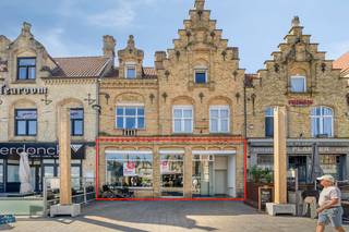 Ce bâtiment commercial, situé sur la Grote Markt dans le centre de Furnes, offre de nombreuses opportunités.Avec ses 178 m² d'espace commercial et son excellente visibilité, c'est l'endroit idéal pour votre entreprise ! Que vous souhaitiez démarrer un magasin, un bureau ou toute autre activité, cet espace vous offre d'innombrables opportunités. Pas de restaurants !> mise en page actuelle :- espace de bureau lumineux- salle de conversation fermée- installations sanitaires- coin cuisine- rangement> détails :- Chauffage central au gaz- sol : sol carrelé et moquette- il y a également un sous-sol via une trappe de sol.
