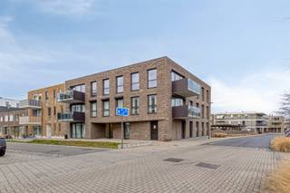 Instapklaar, energiezuinig 2 slaapkamer appartement (83m²) met terras, gem. tuin en autostaanplaats.Ontdek dit recent en instapklaar appartement...