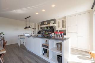 Strategisch gelegen woning met loods te Wingene. Deze eigendom biedt een unieke combinatie van residentieel comfort en professionele doeleinden...