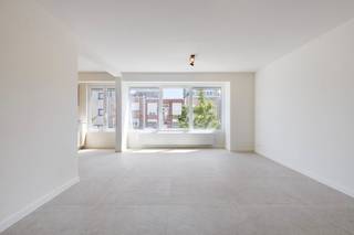 Kwalitatief tot in de puntjes gerenoveerd appartement gelegen in een rustige straat te Blankenberge. Dit appartement is gelegen op de 2de verdieping in een gebouw zonder lift. Dit appartement werd energiezuinig gemaakt (EPC A) en heeft een conforme elektriciteitskeuring.<br /><br />Het gebouw werd ook volledig gerenoveerd en elk appartement is voorzien van z'n eigen privatief fietsenlokaal en gemeenschappelijk vuilnislokaal.<br /><br />Indeling van het appartement: inkomhal met vestiaire en gastentoilet, zuidgericht woonkamer met veel lichtinval. Open geïnstalleerde keuken met aparte berging met aansluiting voor was- en droogmachine. Prachtige badkamer met wastafel en inloopdouche. Achteraan twee volwaardige slaapkamers.<br /><br />Het appartement werd volledig professioneel geschilderd, dus perfect instapklaar!<br /><br />Dit prachtig gerenoveerd appartement kan zowel interessant zijn voor vaste bewoning, 2de verblijf of als investering om te verhuren!<br /><br />Wenst u hier een bezoek of meer informatie? Neem dan zeker even contact op met de dossierverantwoordelijke Céline Desmet via: 0472 18 38 50 of celine.desmet@dewaele.com<br /><br />Bestuursmaatregelen in het maatregelenregister: nee<br /><br />Deze AI-visualisaties zijn bedoeld als inspiratie. Er werd geen rekening gehouden met technische specificaties, stedenbouwkundige voorschriften of de concrete mogelijkheden tot realisatie.