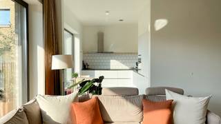 Stijlvol appartement in hedendaags en ecologisch woonproject Kadox. Het appartement is gelegen in de Piraeusstraat, een verbindingsstraat tussen de Madrasstraat en de Indiëstraat. Op de tweede verdieping bevindt zich dit zeer modern en hoogwaardig afgewerkt tweeslaapkamerappartement van ca 115 m².<br /><br />De leefruimte is gelegen aan de achterzijde van het appartement en geniet bijgevolg van een ideale zuidwestelijke oriëntatie. Dankzij de grote raampartijen baden de leefruimte en keuken in het licht. Aansluitend is een gezellig terras voorzien van ca 12 m² waar u zorgeloos kan genieten van de middag- en avondzon.<br /><br />De keuken is volledig opengewerkt en uitgerust met combi-oven, kookvuur, vaatwasser en koelkast met vriezer. Alle toestellen werden netjes ingebouwd wat samen met de witte kasten een modern en strak geheel oplevert.<br /><br />De twee volwaardige slaapkamers kunnen gebruikmaken van een moderne badkamer met inloopdouche en lavabo. <br />Een derde kamer werd ingericht als dressing. <br /><br />Apart gastentoilet en berging met aansluiting voor wasmachine en droogkast.<br /><br />Een praktische kelderberging en fietsenstalling zijn reeds begrepen in de huurprijs.<br />De autostaanplaats in de ondergrondse garage is bij te huren aan 130 Euro per maand. <br /><br />Gemeenschappelijke lasten: 110 Euro per maand.<br />Provisie op het verbruik van verwarming: 70 Euro per maand.<br />De nutsvoorzieningen elektriciteit en water zijn privé op te nemen door de huurder.<br /><br />Onmiddellijk beschikbaar.