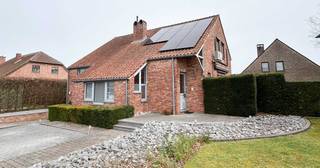 Instapklare energiezuinige woning met 3 ruime slaapkamers gelegen in een rustige straat nabij het centrum van Kermt. Winkels, scholen en andere voorzieningen bevinden zich in de nabije omgeving. Alsook een vlotte verbinding met de autosnelweg, wat ervoor zorgt dat je je snel kan verplaatsen naar omliggende steden.<br /><br />Deze duurzame woning van maar liefst 204m² op een perceel van 6.09are bevindt zich op 8 km van Hasselt. <br />De tuin werd in 2021 volledig opnieuw aangelegd waardoor je in alle rust kan genieten van de laatste avondzon.<br /><br />Kenmerken van de woning: <br />Op de gelijkvloers is er een mooie open ruimte waarbij de keuken in verbinding staat met de eetruimte en de gezellige woonkamer. Langs de keuken is er een praktische wasruimte met spoelbak en grote inbouwkasten.<br /><br />Op de eerste verdieping bevindt zich de bureauruimte, badkamer en eerste slaapkamer met inbouwkast. De badkamer werd in 2009 gerenoveerd, waarbij de badkuip werd voorzien van een whirlpool. <br /><br />Op de bovenste verdieping zijn er twee grote identieke slaapkamers, alsook een inloopdressing. Beide slaapkamers zijn in 2023 voorzien van airconditioning. <br /><br />Als laatste ruimte boven is er een grote zolder die ingericht kan worden als opbergruimte, vierde slaapkamer of hobbykamer.<br /><br />Deze woning beschikt over 20 zonnepanelen en twee thuisbatterijen, die zich situeren in de garage.