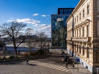 In het hartje van Brussel, vlakbij het Koninklijk Park, volledig gerenoveerde triplex van ± 550 m² bruto oppervlakte in een herenhuis dat ruimte, elegantie en modernisme <span>allieert</span>.<br /><br />De drie verschillende ingangen zijn ideaal voor de combinatie van een vrij beroep, prestigieus appartement en service. Op het gelijkvloers leidt de inkomhal naar een groot kantoor, een technische gegevensruimte, een slaapkamer met badkamer en toegang tot de kelders (± 130 m²) bestaande uit een gymzaal, doucheruimte (mogelijkheid tot hammam), stookruimte, wijn kelder en veel opslagruimte. Op de tussenverdieping, grote slaapkamer met kleedkamer, badkamer en aparte ingang. Op de eerste verdieping majestueuze recepties (plafondhoogte 4,50m) inclusief woon- en eetkamer, open haard met ethanol, Bulthaup keuken met centraal eiland met zicht op de Congreszuil, vestiaire en boudoirsalon. De tweede verdieping omvat een mezzanine woonkamer, hoofdslaapkamer met grote kleedkamer en badkamer, twee andere slaapkamers met kleedkamer en aangrenzende doucheruimtes.<br /><br />Andere : alarm, elektriciteit conform datasysteem op alle niveaus, videofoon, individuele boiler, <span>wijnkelder, </span>4 optionele parkeerplaatsen à 30.000 € per eenheid.<br /><br />De wijk rond het warandepark is uitstekend gelegen in het centrum van Brussel, op wandelafstand van vele restaurants, musea en winkels. <br /><br />Voor meer informatie kunt u contact opnemen met Corinne Thumelaire + 32 (0) 498 23 79 35.