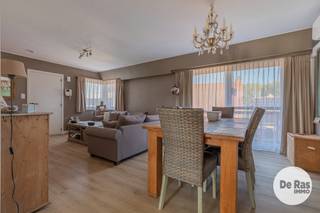 <br /><br />BURST - Kwalitatief afgewerkt en instapklaar appartement<br /><br />Dit instapklare en comfortabele appartement bevindt zich op een uitstekende, centrale locatie in de directe omgeving van diverse invalswegen en de E40, wat zorgt voor een vlotte verbinding naar omliggende steden, scholen, winkels en openbaar vervoer.<br /><br />Gelegen op de tweede verdieping, verwelkomt dit appartement u met een inkomhal voorzien van ingebouwde kastruimte. De gezellige woonkamer met open, volledig geïnstalleerde leefkeuken vormt het hart van de woning. Verder beschikt het appartement over een ruime slaapkamer, een badkamer met ligbad, en twee uitnodigende terrassen waar u in alle rust kunt genieten.<br />Het appartement werd eerder dit jaar volledig opgefrist en uitgerust met een energiezuinige warmtepomp als verwarmingssysteem. Deze werd nog niet meegerekend in het EPC. Ook de vaatwasser en de oven werden vernieuwd.<br />Daarnaast beschikt het appartement in de kelder over een aparte, afgesloten bergruimte.<br /><br />Dankzij het gebruik van duurzame materialen en de verzorgde afwerking is dit appartement volledig instapklaar.<br /><br />De ondergrondse staanplaats is verplicht mee aan te kopen voor de prijs van €20.000.<br /><br />Bent u op zoek naar een betaalbaar instapklaar appartement voorzien van alle comfort of naar een goede investering, aarzel dan niet en maak snel uw afspraak! Voor meer info of bezoek 053/60.65.60<br /><br />De vermelde prijs is een richtprijs. Na ontvangst van de biedingen zal de verkoper beslissen of hij/zij de eigendom verkoopt aan het beste bod. De richtprijs is aldus niet bindend voor de verkoper. Voor meer info kunt u ons contacteren of het reglement raadplegen op onze website.