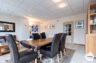 Bij het binnenkomen word je verwelkomd in een lange inkomhal die meteen een gevoel van ruimte en openheid creëert. Aan je rechterzijde bevindt zich...